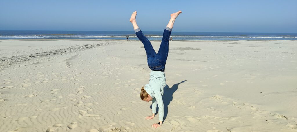 Handstand am Nordseestrand – persönliche Urlaubsmomente am Meer