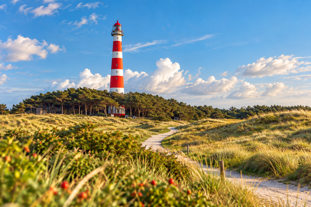 Leuchtturm von Ameland in einer Dünenlandschaft